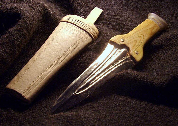 grooved_dagger3_with_scabbard_3_sep_2006_1.jpg