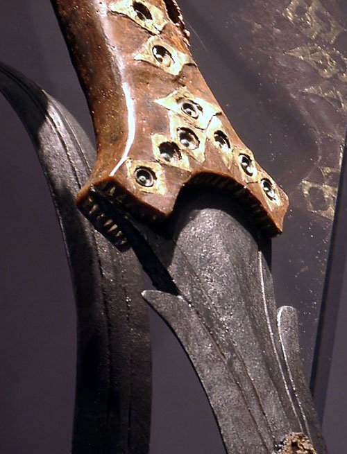 HallstattC.HatPomCircleWoodHiltIronBladeJz.jpg