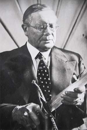 Jeffrey Farnol with German Bastard Sword.jpg