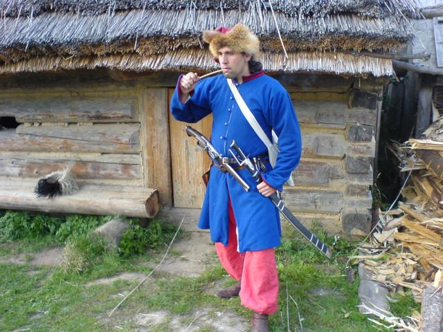 Kozák před chalupou.JPG