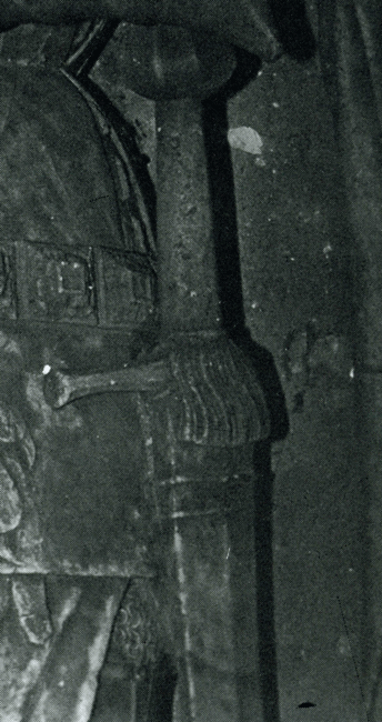 Lionel,-Lord-Welles-effigy-showing-chappe-detail.gif