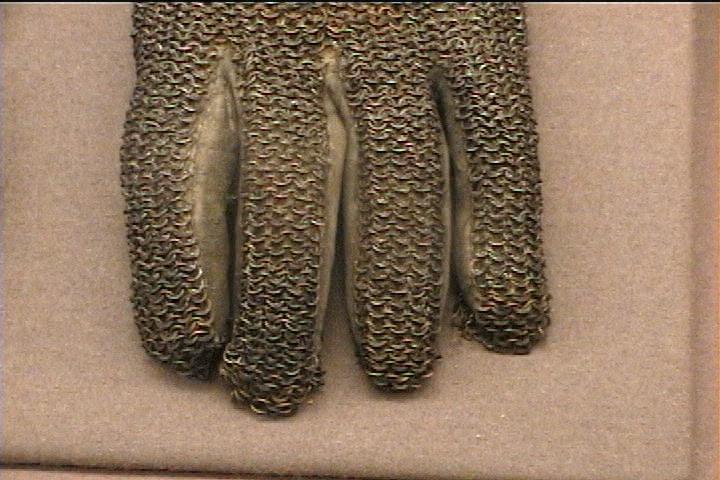 MailDuellingGLove004.jpg