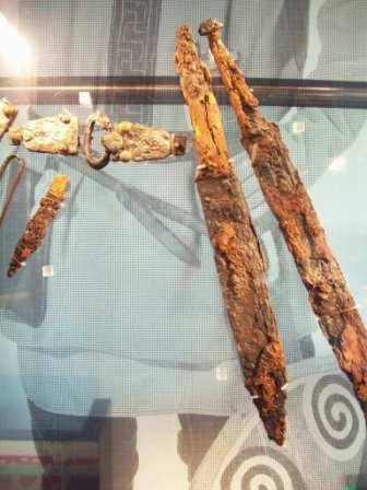 Seax 58 cm totale lengte handvat hout 18 cm (gecomp).jpg